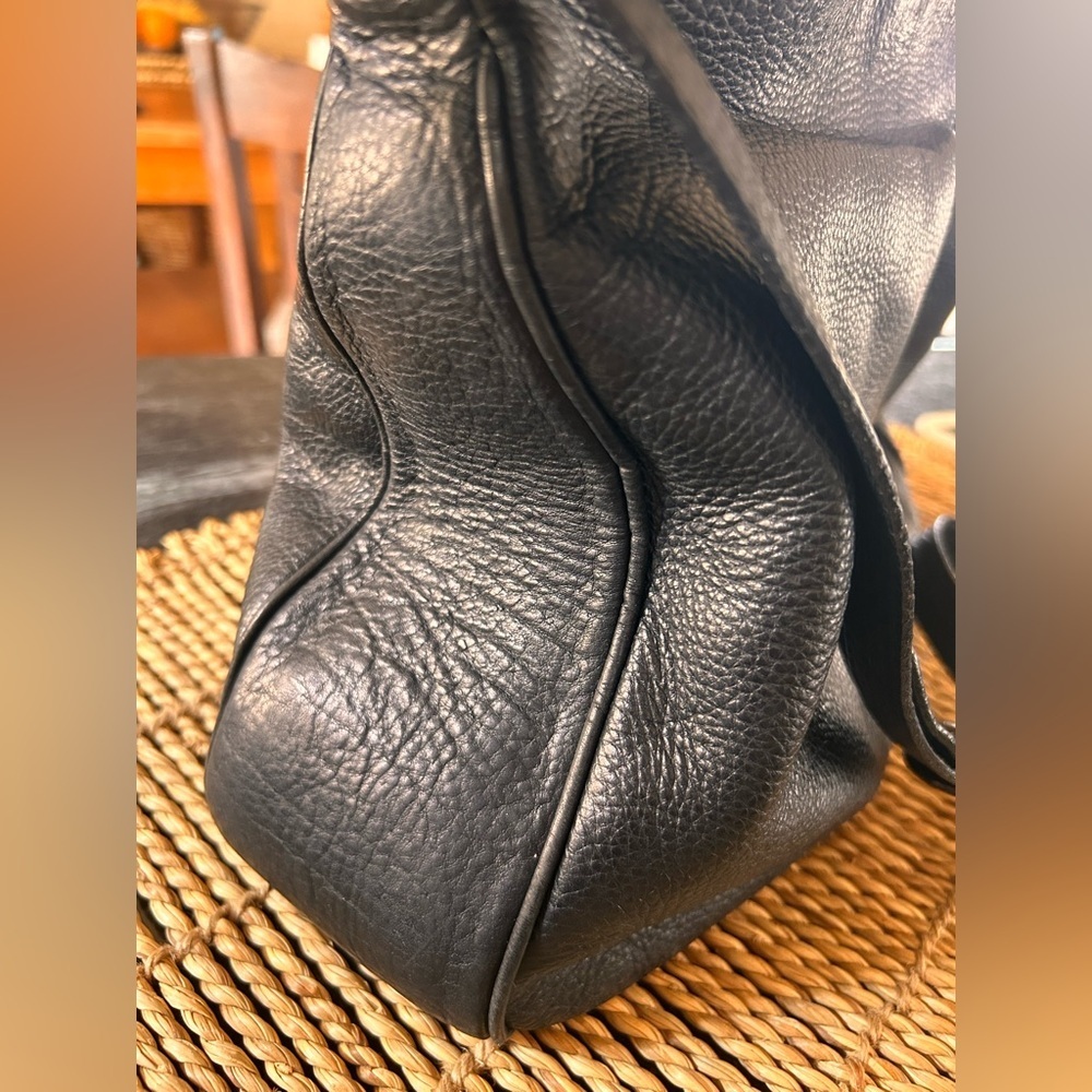 Danier genuine leather fold over bag - Picture 4 of 14